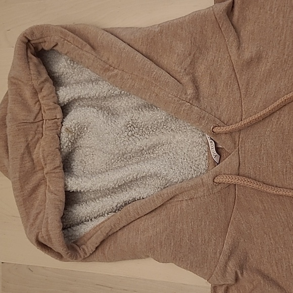 LIKE NEW Victoria's Secret Cream Colored Sherpa Faux Fur Lined Hoodie Modal - Picture 3 of 12